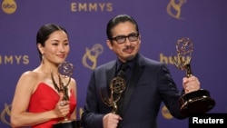 Anna Sawai, ganadora del premio a la Mejor Actriz Principal en una Serie Dramática y Hiroyuki Sanada, Mejor Actor Principal en una Serie Dramática por "Shogun", que fue galardonada con el Emmy a la Mejor Serie Dramática, posan en la 76ª edición de los Primetime Emmy Awards en California, EE.UU