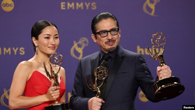 Anna Sawai, ganadora del premio a la Mejor Actriz Principal en una Serie Dramática y Hiroyuki Sanada, Mejor Actor Principal en una Serie Dramática por "Shogun", que fue galardonada con el Emmy a la Mejor Serie Dramática, posan en la 76ª edición de los Primetime Emmy Awards en California, EE.UU