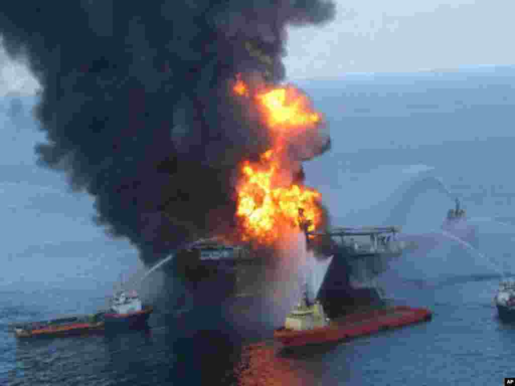 This US Coast Guard image released on April 22, 2010 shows fire boat response crews as they battle the blazing remnants of the off shore oil rig Deepwater Horizon, 21 Apr 2010. (AFP Image)
