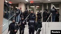 뉴욕시 경찰들이 지난 1월 신고를 받고 출동했다 총에 맞은 동료 경찰이 입원한 병원 인근에 모여있다. (자료사진)