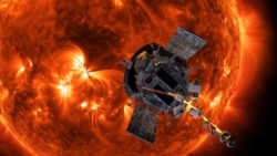 Foto visualiasi wahana antariksa Parker Solar Probe milik NASA yang mendekati matahari. NASA mengumumkan, Jumat (27/12), bahwa Parker berhasil mendekati matahari pada jarak terdekat. (Foto: Steve Gribben/Johns Hopkins APL/NASA via AP, File)