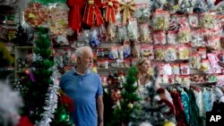 Gonzalo y Paula Gorostiaga en una tienda llena de adornos navideños en Buenos Aires, Argentina, el lunes 11 de diciembre de 2023. Argentina tiene una de las tasas de inflación más altas del mundo. 