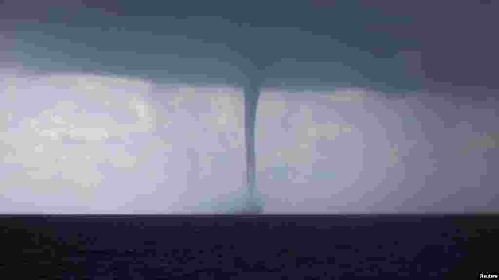 فواره ای از آب که در اثر توفان در دریای مدیترانه شکل گرفت &nbsp;