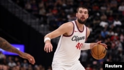 Ivica Zubac des Clippers de Los Angeles lors du match contre les Kings de Sacramento à l'Intuit Dome, Californie, USA, le 17 octobre 2024.