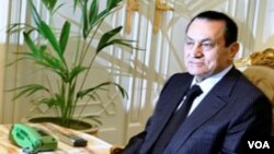 Mantan Presiden Mesir Hosni Mubarak dan keluarganya dilarang bepergian ke luar negeri.