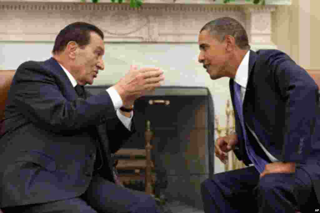 奥巴马总统在白宫举行的双边会谈中听取埃及总统穆巴拉克的意见(9月1日)