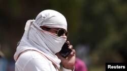 ایک شخص اپنی شناخت چھپا کر فون کال کر رہا ہے۔ فائل فوٹو 