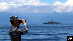 지난 5일 중국 인민해방군 병사가 쌍안경으로 타이완 해군 프리깃함을 관찰하고 있다. (자료사진)