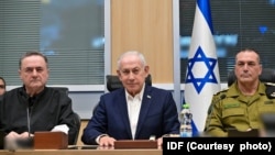 베냐민 네타냐후 총리가 4월 3일 텔아비브에 위치한 키리야 군사 본부에서 상황 점검 회의에 참석하고 있다.