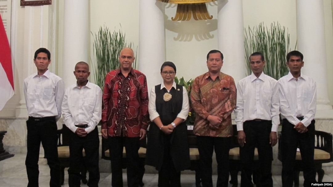 Empat pelaut Indonesia yang dibebaskan oleh perompak Somalia pada 22 Oktober berfoto bersama Menteri Luar Negeri Retno Marsudi di Kementerian Luar Negeri Jakarta, Senin (31/10). (VOA/Fathiyah Wardah)