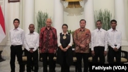 Empat pelaut Indonesia yang dibebaskan oleh perompak Somalia pada 22 Oktober berfoto bersama Menteri Luar Negeri Retno Marsudi di Kementerian Luar Negeri Jakarta, Senin (31/10). (VOA/Fathiyah Wardah)