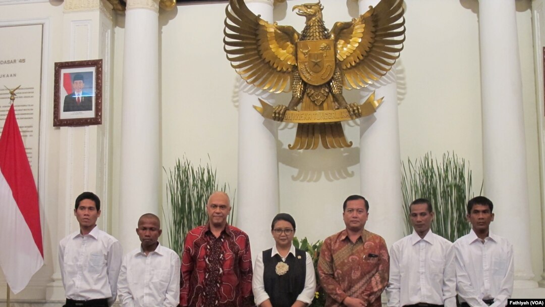 Empat pelaut Indonesia yang dibebaskan oleh perompak Somalia pada 22 Oktober lalu diserahkan kepada pihak keluarga. Proses serah terima dilakukan oleh Menteri Luar Negeri Retno Marsudi (tengah) di kantor Kementerian Luar Negeri Jakarta, Senin (31/10). (Fathiyah/VOA) 