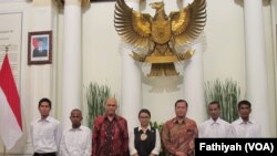 Empat pelaut Indonesia yang dibebaskan oleh perompak Somalia pada 22 Oktober lalu diserahkan kepada pihak keluarga. Proses serah terima dilakukan oleh Menteri Luar Negeri Retno Marsudi (tengah) di kantor Kementerian Luar Negeri Jakarta, Senin (31/10). (Fathiyah/VOA) 