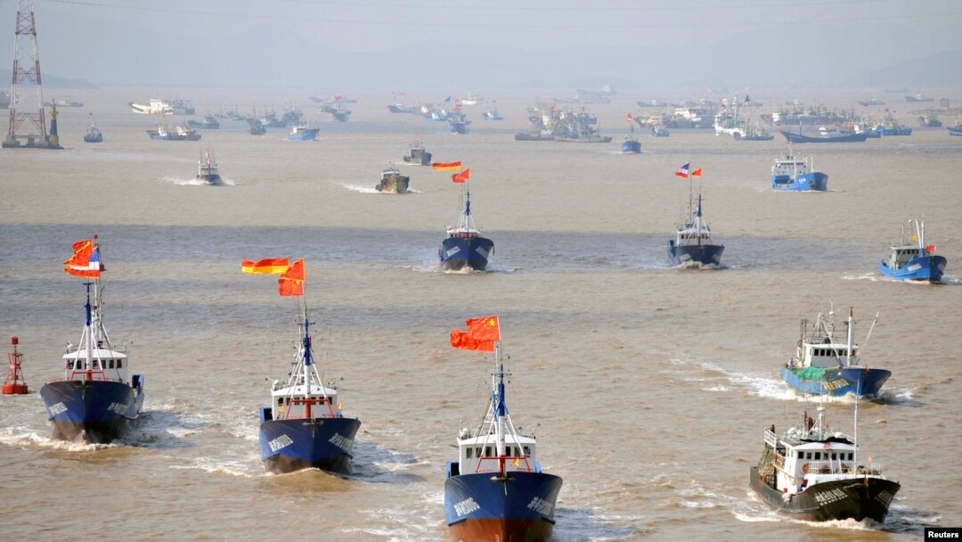 Kapal penangkap ikan bertolak dari pelabuhan Shenjiawan di Zhoushan, Zhejiang, China (17/9/2012). China dan Jepang terlibat dalam sengketa wilayah kepulauan Senkaku atau Diaoyu di Laut China Timur.