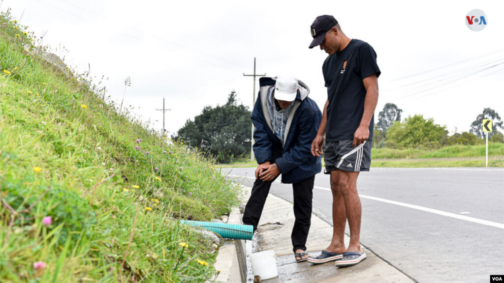 A un costado de la carrera, encontraron una tubería con agua y llenaron los cubos para cocinar y para bañarse. [Foto: Diego Huertas]