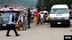 Abuja natives have been displaced, and many engage in street hawking, selling wares to drivers, to make a living. (C. Oduah/VOA)