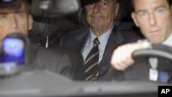 O ex-presidente Jacques Chirac,ao centro, deixando a sua residência (Foto de Arquivo, 6 de Setembro de 2011)