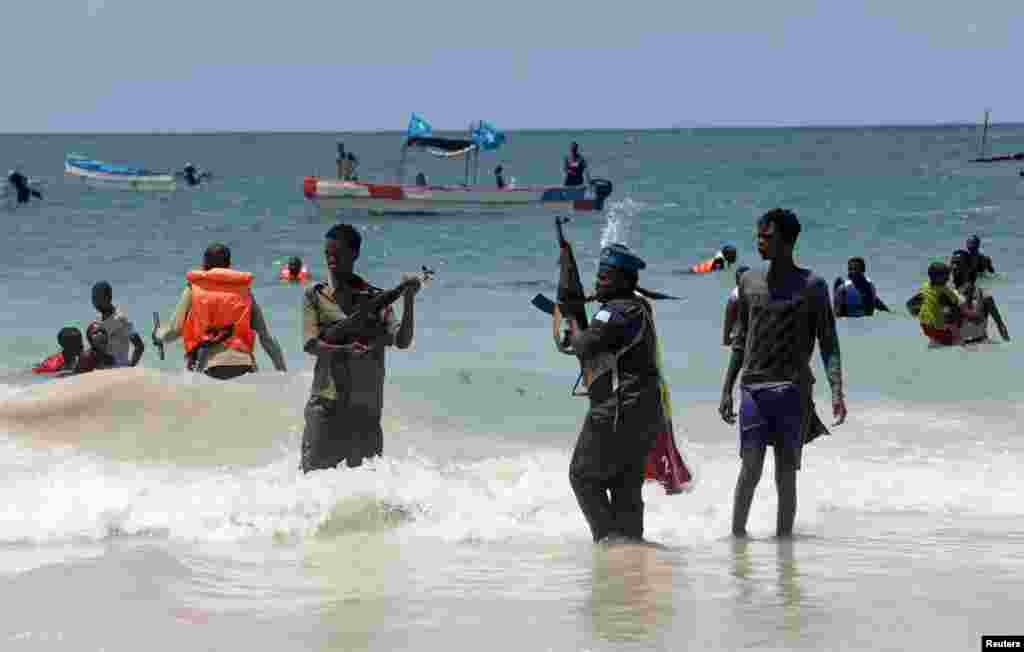 صومالیہ میں لاک ڈاؤن کے باعث سماجی فاصلوں کے پیشِ نظر لوگوں کو سمندر میں نہانے سے روکنے کے لیے پولیس اہلکار ساحل سمندر پر پہنچ گئے۔