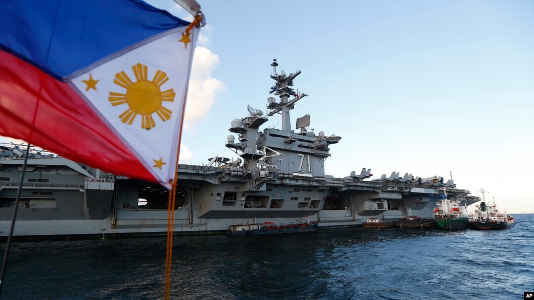 Hàng không mẫu hạm Theodore Roosevelt của Mỹ thả neo ngoài khơi Vịnh Manila của Philippines. Philippines đang đàm phán để có thể đưa Úc và Nhật Bản vào kế hoạch tuần tra chung trên Biển Đông với Hoa Kỳ.