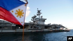 Kapal induk AS Theodore Roosevelt (CVN-71), berlabuh di Teluk Manila, di sebelah barat Manila, Filipina, Jumat, 13 April 2018. (Foto: dok). 