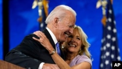 20일 민주당 전당대회에서 조 바이든 전 부통령이 당 대통령 후보 지명을 수락한 후 부인 질 바이든 여사와 포옹하고 있다.