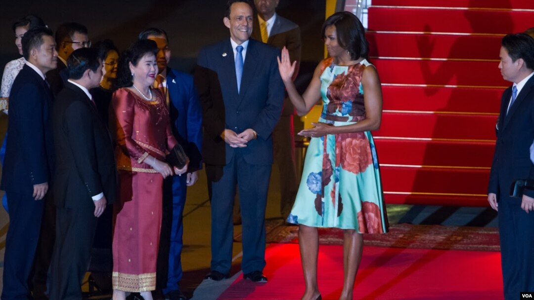 Đệ nhất Phu nhân Hoa Kỳ Michelle Obama được phu nhân của Thủ tướng Hun Sen, Bun Ranny ra đón tại sân bay quốc tế Siem Reap