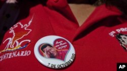 Una mujer lleva un pin con la foto del presidente Hugo Chávez, quien se recupera satisfactoriamente en La Habana, según informó su yerno y ministro de Ciencia, Jorge Arreaza.