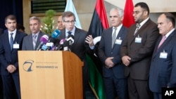 L'émissaire onusien pour la Libye, Bernardino Leon (centre), s'addresse à la presse. Il est entouré de membres du paarlement libyen à Rabat, au Maroc, 18 sept. 2015..