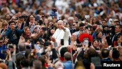 El Papa Francisco, el primer pontífice latinoamericano, ofició la misa de Pascua en la plaza de San Pedro -el momento litúrgico más importante de la tradición cristiana, que evoca la resurrección de Cristo-, y luego saludó a la multitud.