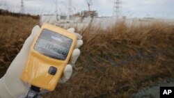 A radiation monitor indicates 102.00 microsieverts per hour at Tokyo Electric Power Co. (TEPCO)'s tsunami-crippled Fukushima Dai-ichi nuclear power plant in Fukushima prefecture, northeastern Japan, Feb. 20, 2012. 