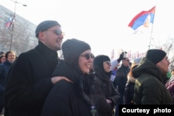 Studenti i građani tokom nedeljnog jutra, drugog dana protesta i 24-časovne blokade Mosta slobode u Novom Sadu, 2. februara 2024. (Foto: FoNet)