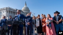 El presidente de la Comisión de Asuntos Exteriores de la Cámara de Representantes, Michael McCaul, habla sobre el informe de su panel sobre Afganistán, y los hallazgos sobre el retiro de EEUU de Afganistán, en el Capitolio, en Washington, el lunes 9 de septiembre de 2024. 