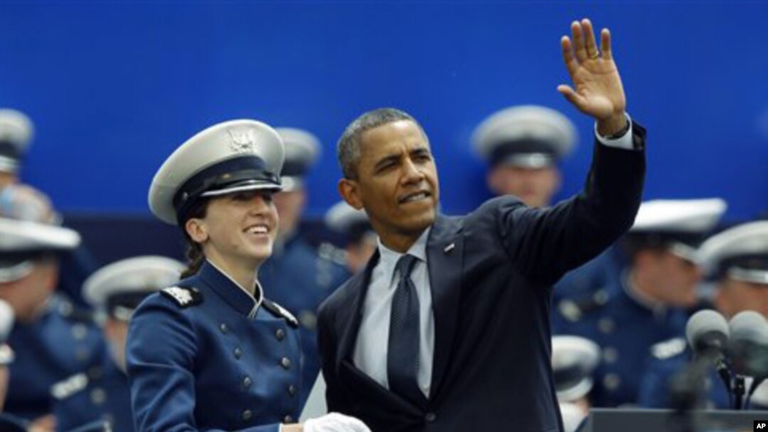 President Obama menghadiri upacara wisuda para kadet di Akademi Angkata Udara AS di Colorado (foto: dok). Kadet muslim AS harus menjalani latihan fisik keras setiap hari. 