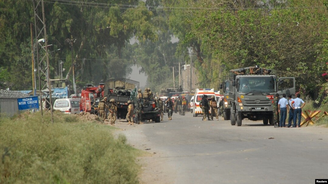 Tentara Pakistan berkumpul di dekat pangkalan udara di dekat Peshawar, Pakistan Baratlaut yang diserang oleh kelompok Taliban hari Jumat (18/9) pagi.