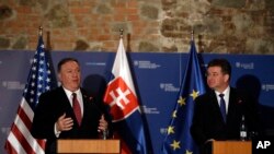 Minis Afè Etranjè slovak, Miroslav Lajcak (adwat) ak Sekretè Deta ameriken an, Mike Pompeo, pandan yo t ap bay yon konferans pou laprès nan vil Bratislava, nan Slovaki, madi 12 fevriye 2019 la.