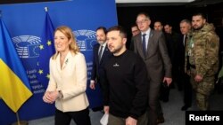 El presidente ucraniano, Volodymyr Zelenskyy, camina junto a la presidenta del Parlamento Europeo, Roberta Metsola, en Bruselas, Bélgica, el 9 de febrero de 2023.