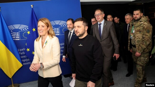 El presidente ucraniano, Volodymyr Zelenskyy, camina junto a la presidenta del Parlamento Europeo, Roberta Metsola, en Bruselas, Bélgica, el 9 de febrero de 2023.