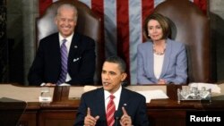  지난 2010년 1월 바락 오바마 전 미국 대통령이 국정연설을 하고 있다. 그의 뒤로 조 바이든 전 미국 부통령과 낸시 펠로시 하원의장이 앉아 있다. 