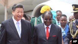 UMnu. Robert Mugabe ehamba loMnu. Xi Jinping, umongameli wele China.
