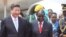 UMnu. Robert Mugabe ehamba loMnu. Xi Jinping, umongameli wele China.
