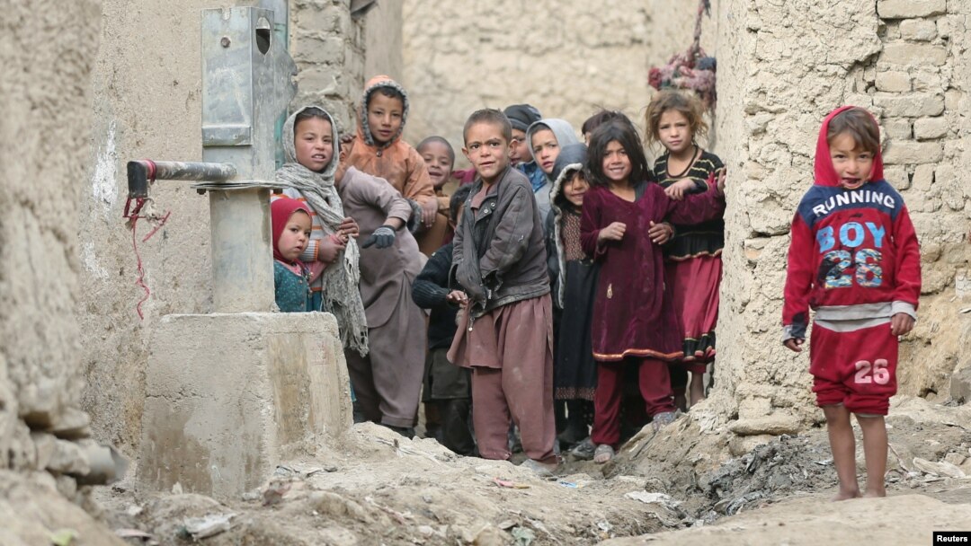 O'z uyidan boshqa hududlarga ko'chishga majbur bo'lgan afg'on oilalarining farzandlari. 3-fevral, 2021.