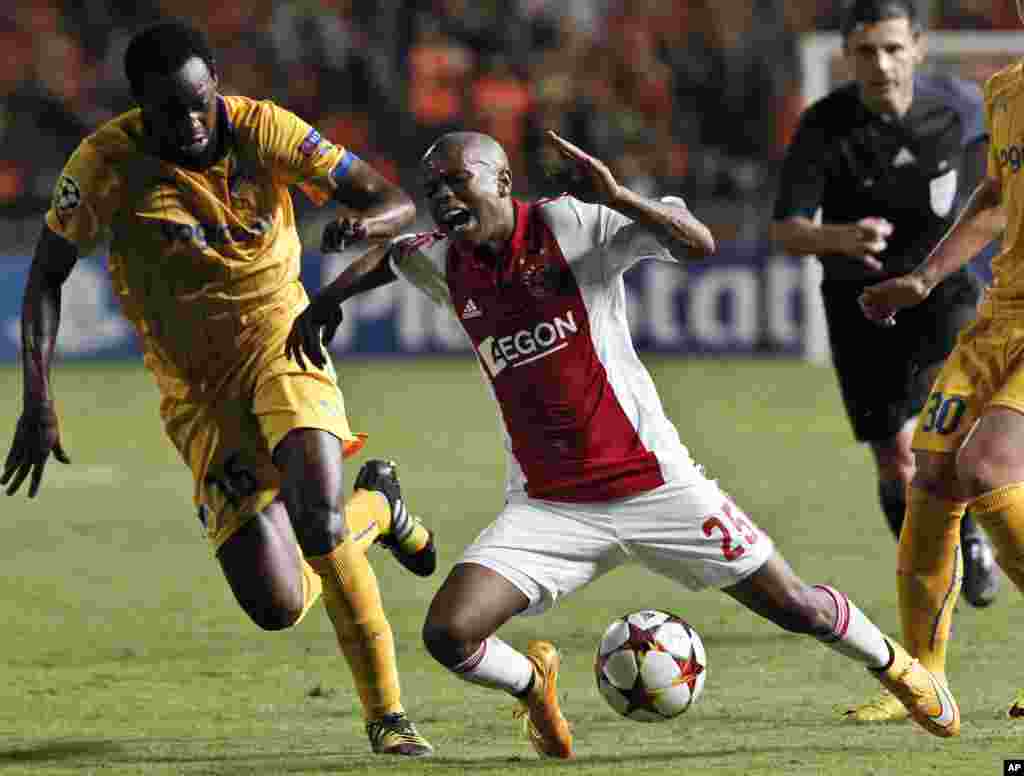 Nicosie Vinicius de Apoel, à gauche, tente d&#39;arrêter Thulani Serero de l&#39;Ajax lors du match de la Ligue des Champions Groupe F entre Apoel et Ajax, au GSP Stadium, Nicosie, mardi 30 septembre 2014. 