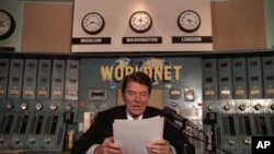 Predsjednik Ronald Reagan drži nedjeljno obraćanje naciji preko radija 9. novembra 1985. u studiju Glasa Amerike u Washingtonu. 1985. Glas Amerike je obraćanje emitovao u Sovjetski Savez. (Foto: AP)