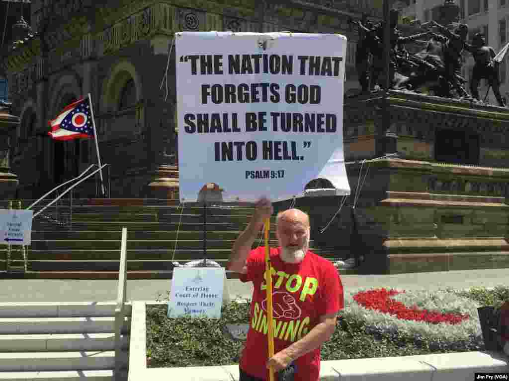 Willard Manning dari West Monroe, Louisiana, menyebut dirinya &quot;Nabi Tuhan&quot; dan membawa plakat di lapangan publik di pusat kota Cleveland (18/7).