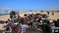 Des migrants africains en attente à l'ouest de Tripoli (21 déc. 2015)