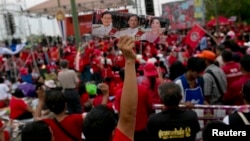 Pro-government "red shirts" rally in Nakhon Pathom province on the outskirts of Bangkok, file photo. 