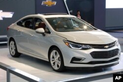 Sebuah mobil Chevrolet Cruze yang dipamerkan di Pittsburgh International Auto Show di Pittsburgh, Pennsylvania, 11 Februari 2016. (Foto: dok)