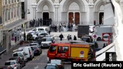 ပြင်သစ်နိုင်ငံ Nice မြို့က ခရစ်ယာန်ဘုရားကျောင်းမှာ ဓားနဲ့တိုက်ခိုက်မှုအပြီး မြင်ကွင်း။ (အောက်တိုဘာ ၂၉၊ ၂၀၂၀)