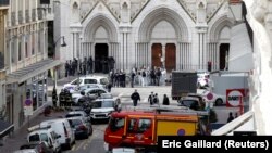 Polisi Perancis mengamankan lokasi di basilika Notre Dame di kota Nice pasca serangan pisau yang menewaskan 3 orang, Kamis (29/10) pagi.