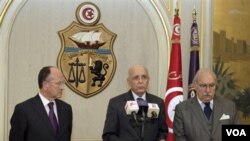 Perdana Menteri Mohammed Ghannouchi (tengah) saat memberikan pengumunan kepada rakyat Tunisia di Tunis.